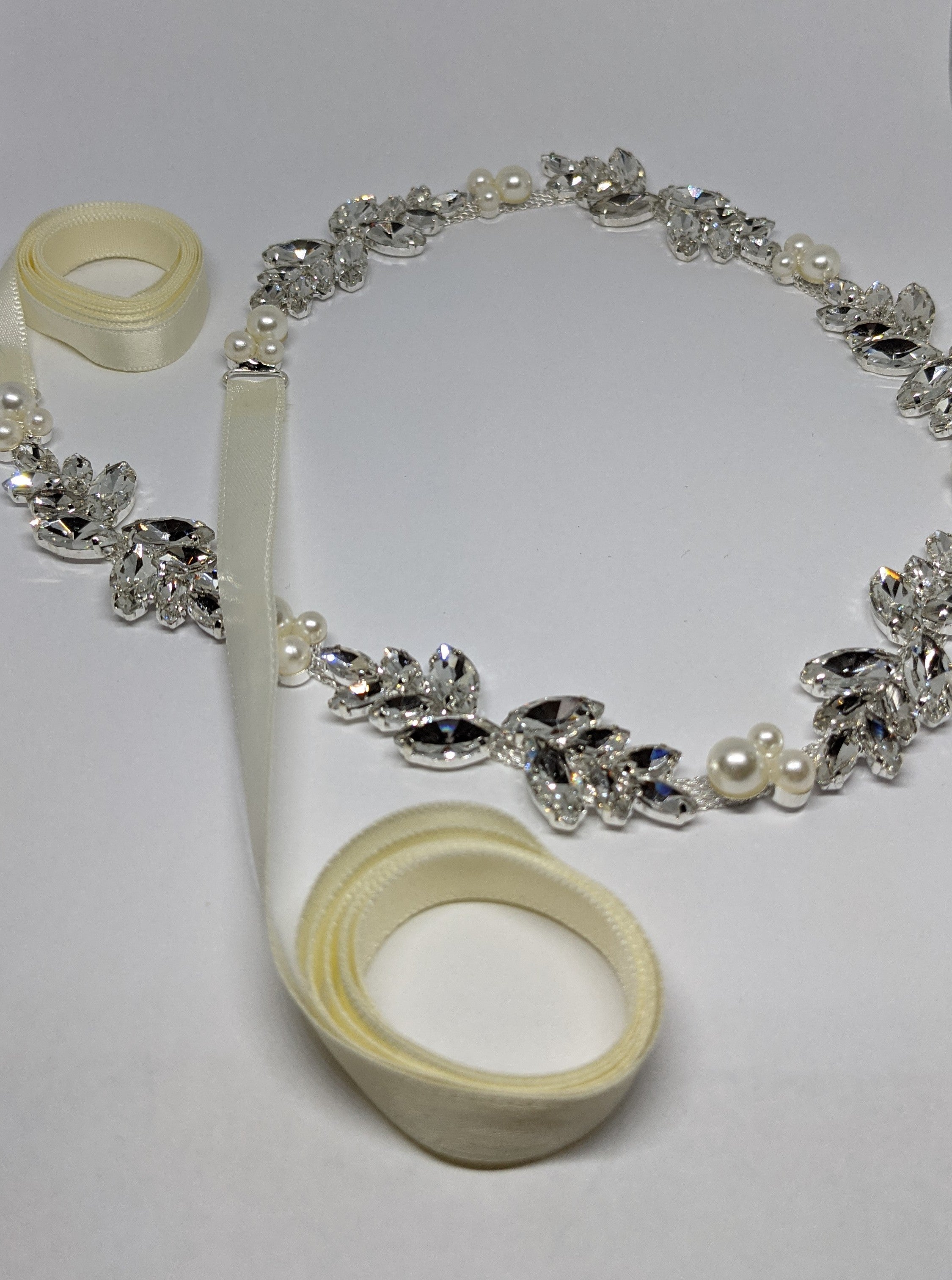 ....Ceinture mélange de perles et pierre du Rhin ..Belt mix of pearl and rhinestones....